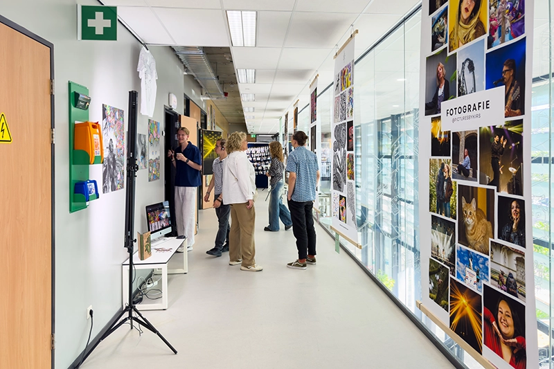 Portretten van grafisch vormgevers in een lange gang