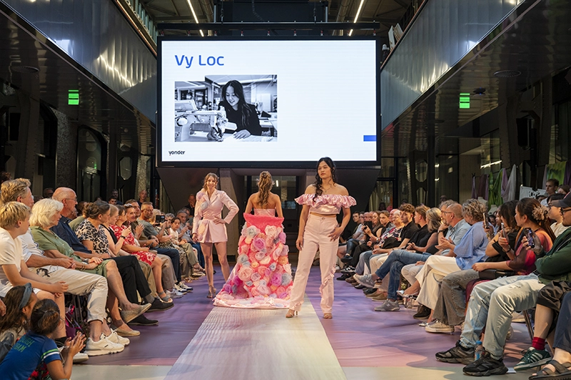 Vrolijke creaties van mode studenten op de catwalk