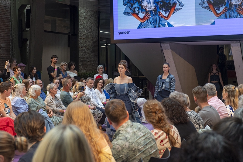 Studenten mode en fashion kleden modellen aan met hun creaties