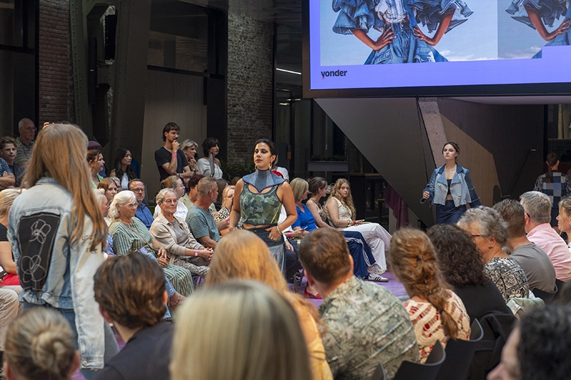 Studenten mode laten hun creaties zien op de catwalk