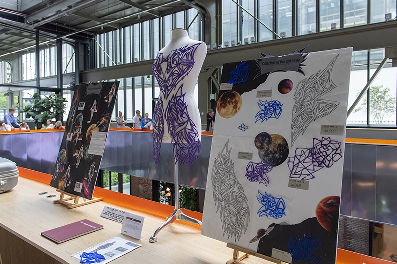 Expositie van kleidingstukken van de mode studenten