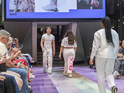 Mode studenten tonen hun mooie creaties van kleding tijdens de Fashionlabs