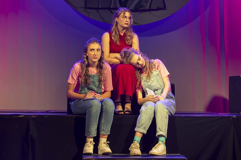 3 studenten Artiest tijdens hun eigen gemaakte voorstelling