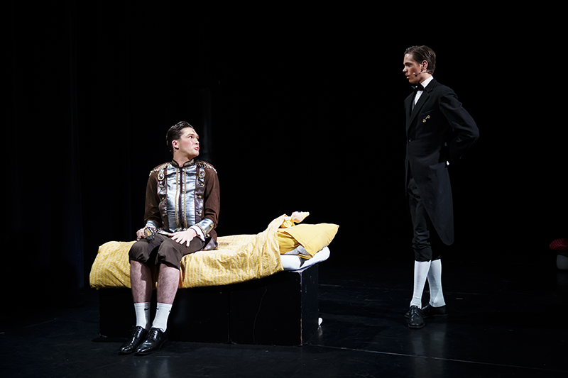 Studenten Artiest in het theater op een bed