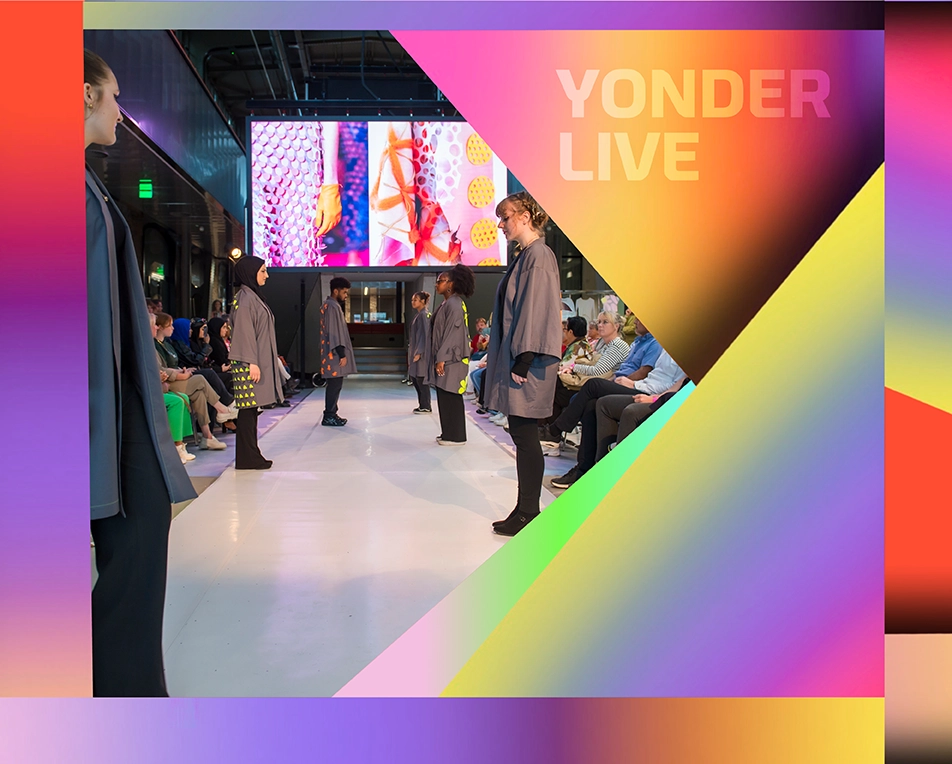 Grafisch beeld met vrolijke kleur met de tekst Yonder Live